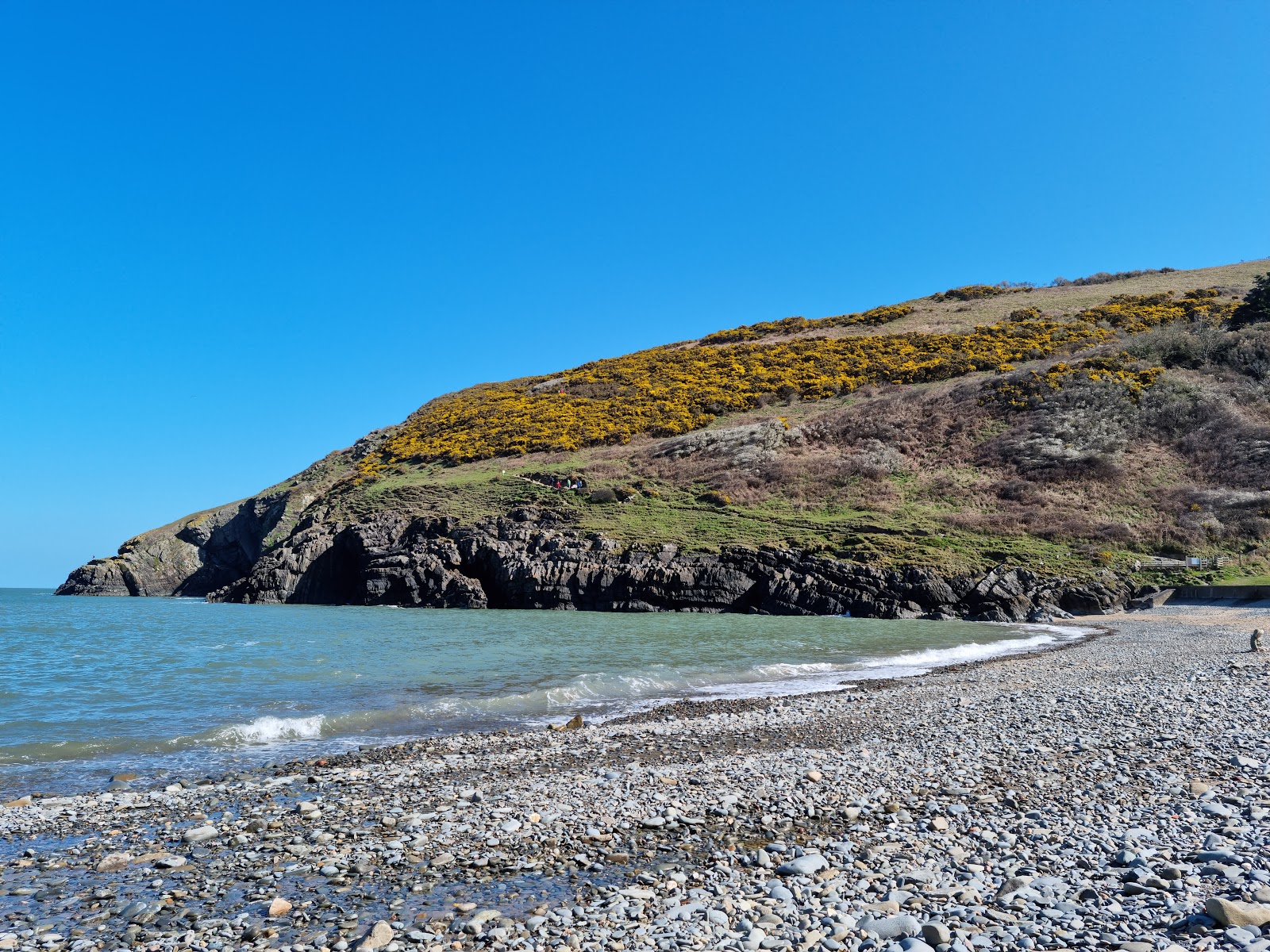 Photo de Nanternis beach avec sable gris avec caillou de surface