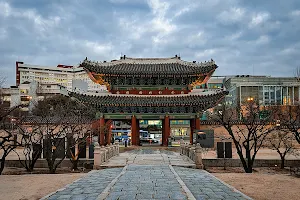 Honghwamun Gate image