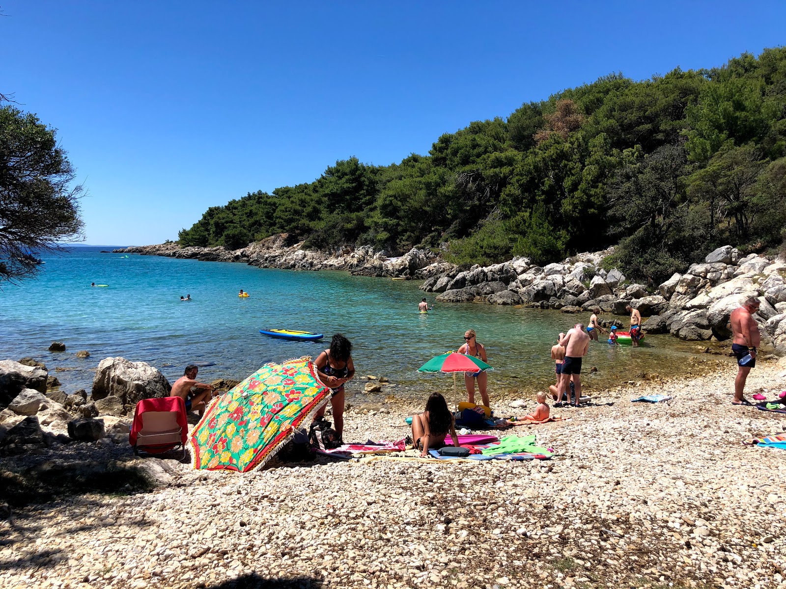 Foto van Jelenovica beach voorzieningenruimte