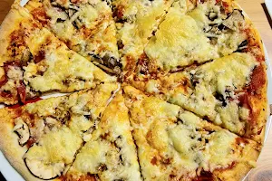 Holzofenpizza - Pizza Calabria image
