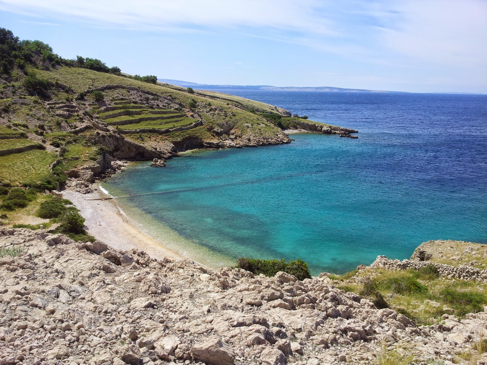 Foto de Surbova beach con cala pequeña