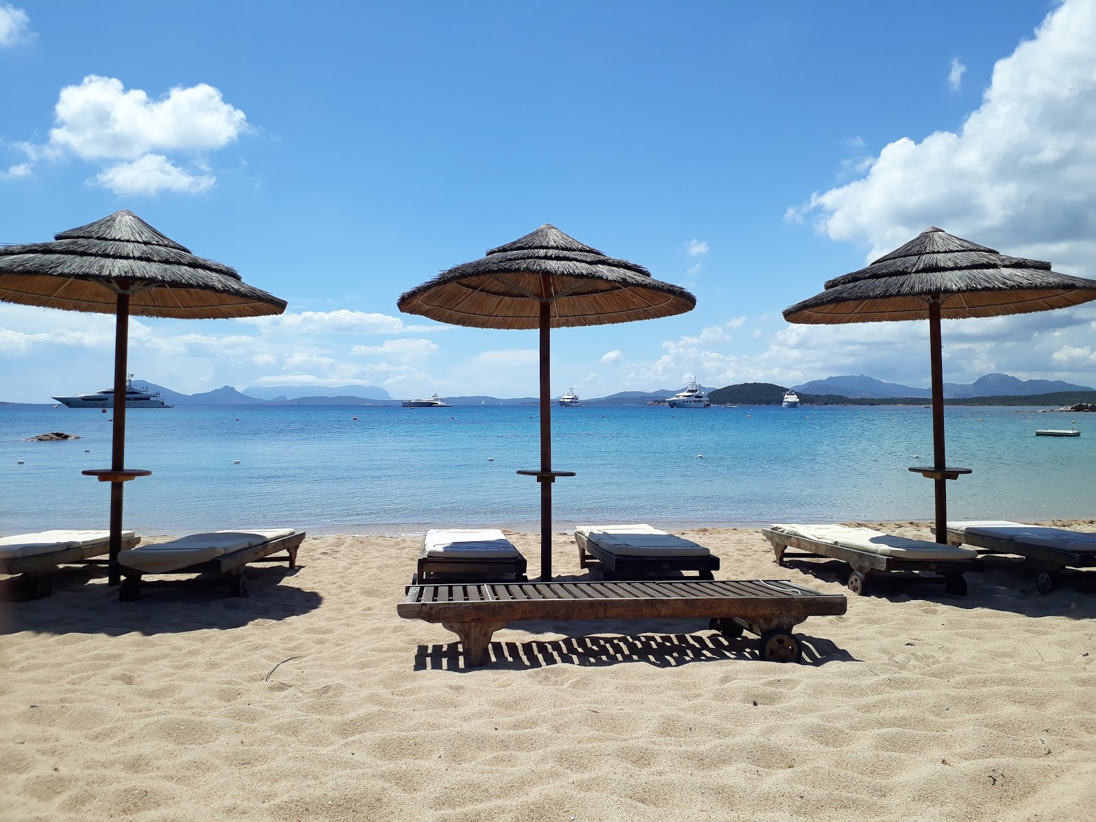 Foto von Beach Li Itriceddi mit geräumige bucht