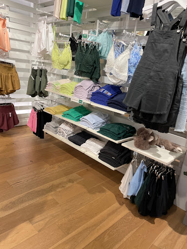 Clothing Store «AEO & Aerie Store», reviews and photos, 825 Dulaney Valley Rd #116, Towson, MD 21204, USA