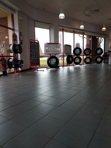 Tire Shop «Discount Tire Store - Schaumburg, IL», reviews and photos, 400 W Higgins Rd, Schaumburg, IL 60195, USA