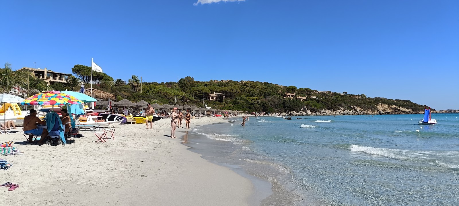 Foto van Spiaggia di Simius en de nederzetting