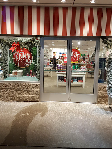 Bath & Body Works, 17265 Silver Pkwy, Fenton, MI 48430, USA, 