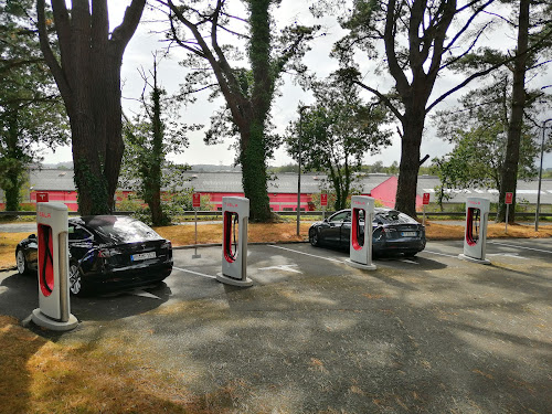 Borne de recharge de véhicules électriques Tesla Supercharger Caudan