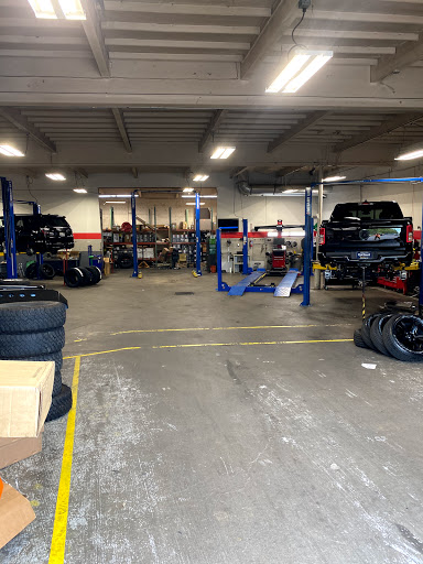 Truck Accessories Store «4 Wheel Parts - Portland - South Tabor», reviews and photos, 2700 SE 82nd Ave, Portland, OR 97266, USA