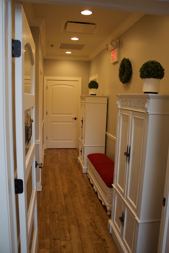 Beauty Salon «Red Cottage Salon & Spa», reviews and photos, 3974 IL-22, Long Grove, IL 60047, USA