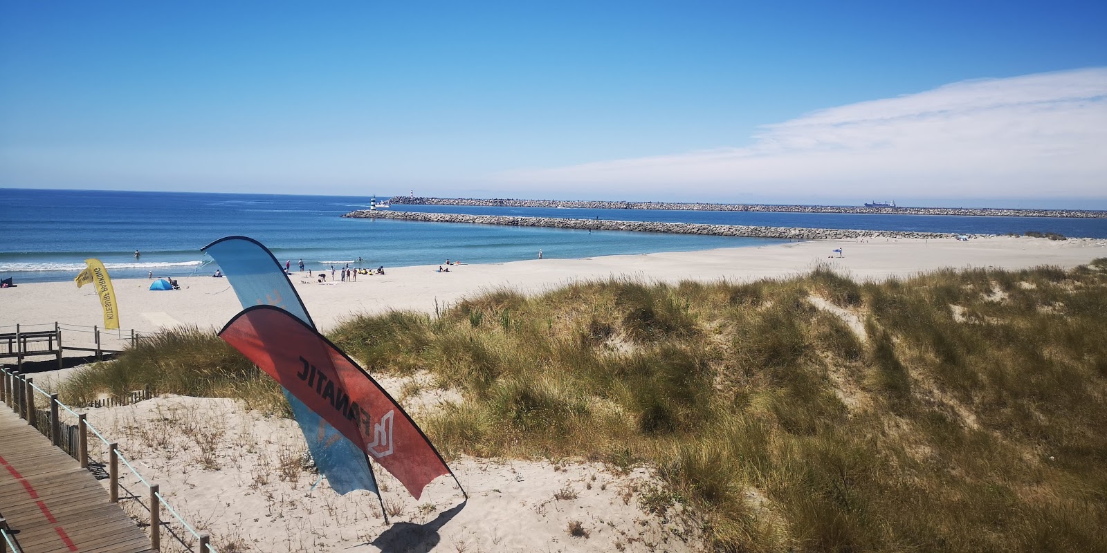 Praia do Cabedelo的照片 带有蓝色的水表面