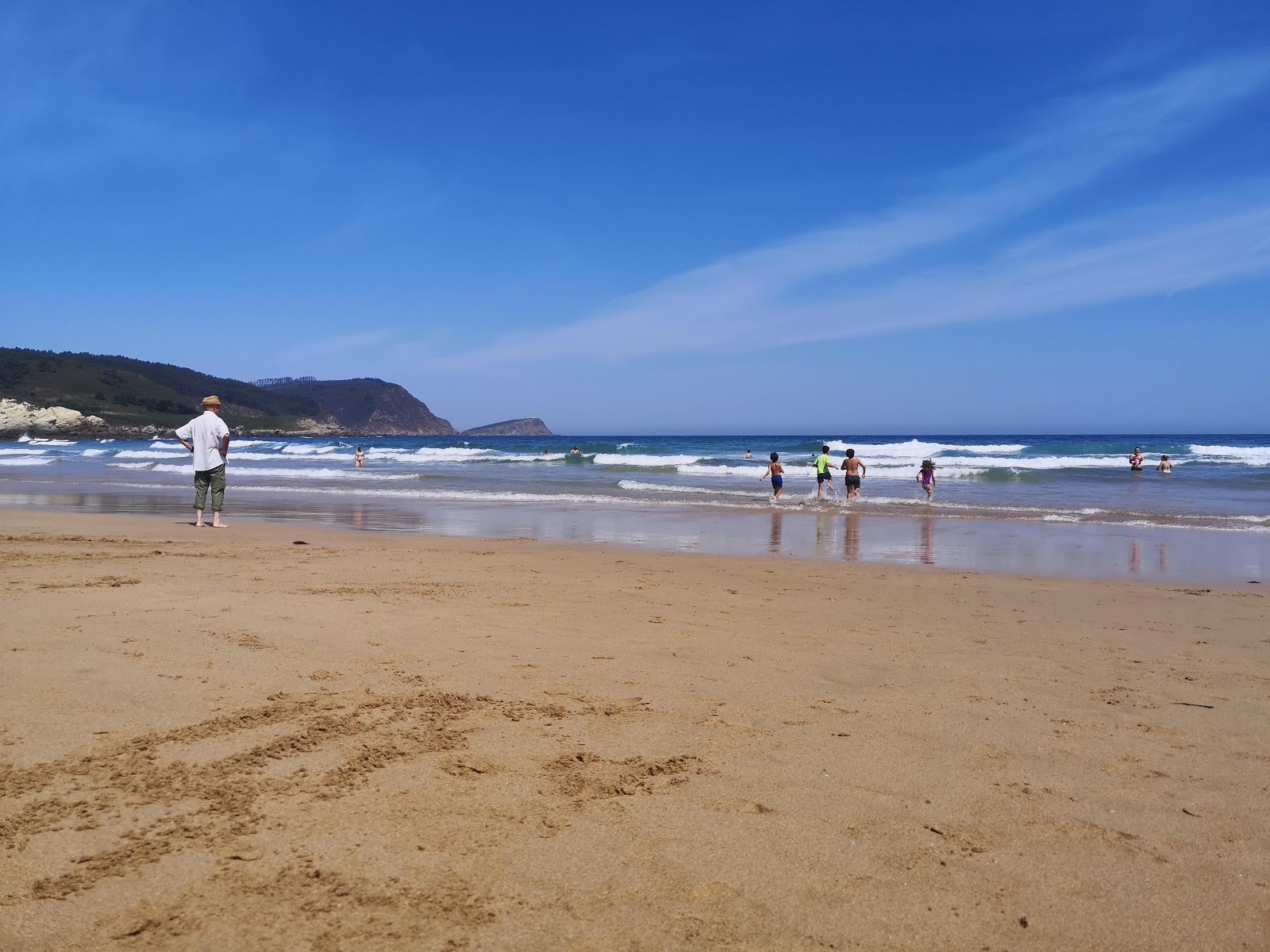 Foto von Praia de San Roman und die siedlung