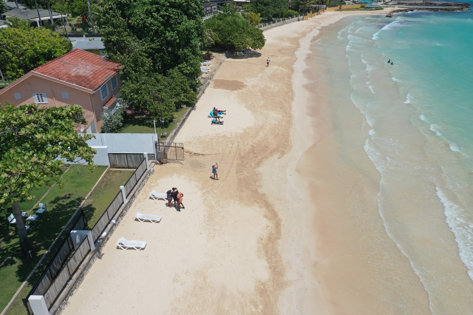 Photo de Old Fort Bay Beach - recommandé pour les voyageurs en famille avec des enfants