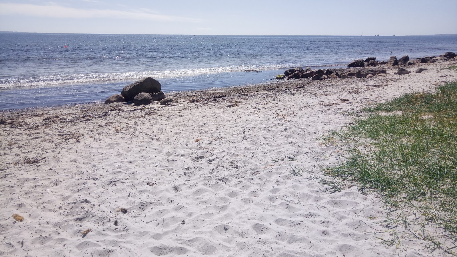 Foto de Akrogen Beach com baixo nível de limpeza