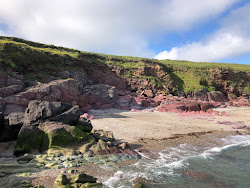 Caliso Bay Beach'in fotoğrafı dağlarla çevrili