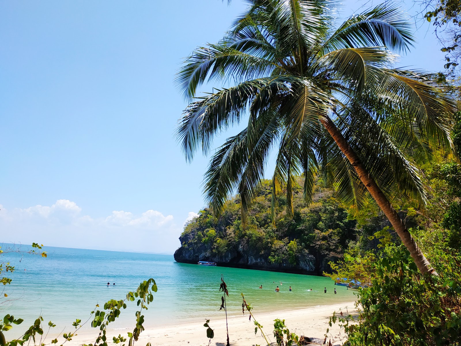 Foto van Cherita Cave Beach ondersteund door kliffen