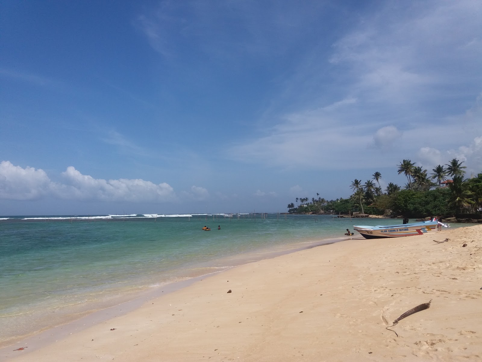 Foto von Polhena Beach mit heller sand Oberfläche