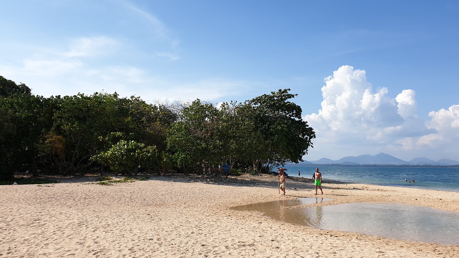 Φωτογραφία του Kam Island Beach με ευθεία ακτή
