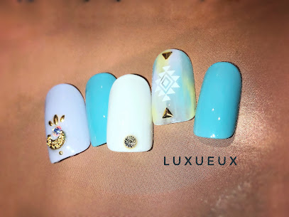 LUXUEUX