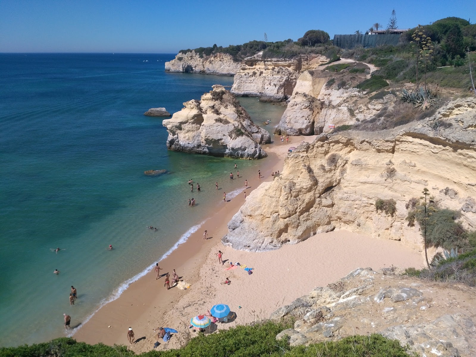 Zdjęcie Praia dos Beijinhos z powierzchnią brązowy piasek