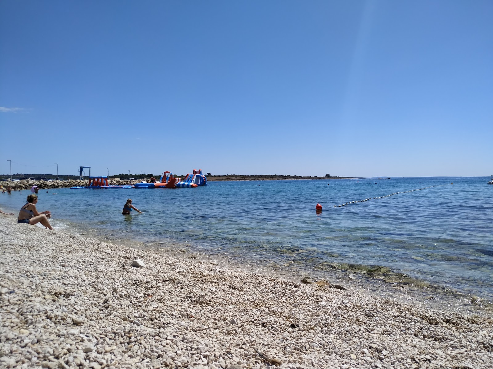 Zdjęcie Riva beach z powierzchnią lekki kamyk