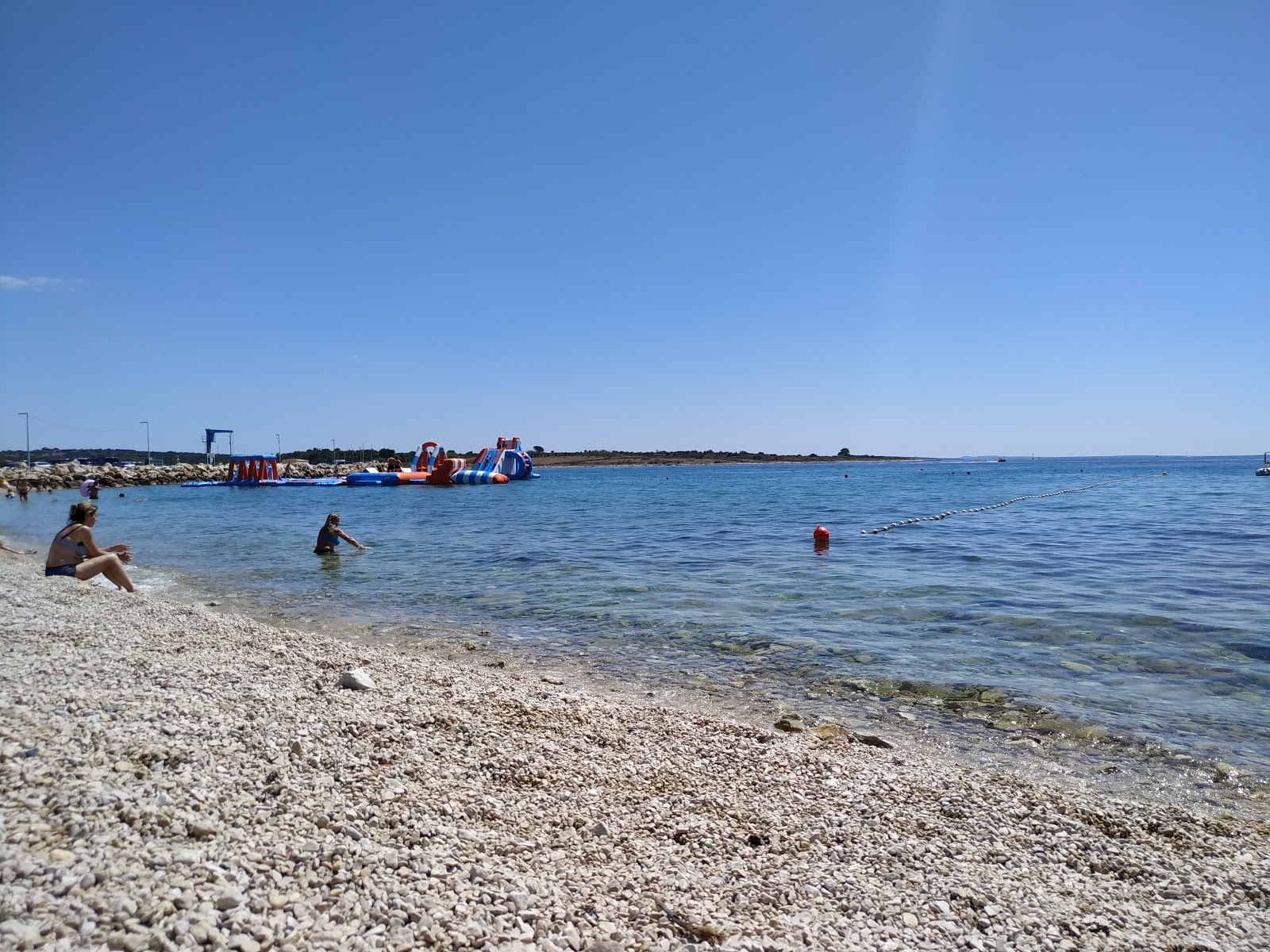 Foto de Riva beach com seixos bege superfície