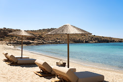 Foto di Glyfadi Beach circondato da montagne