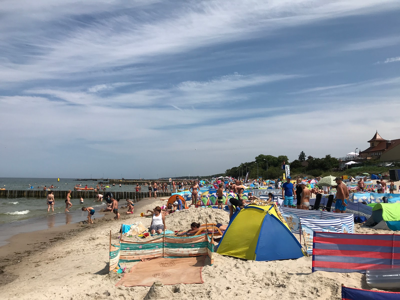 Beach in Niechorze'in fotoğrafı - Çocuklu aile gezginleri için önerilir