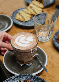 Cortado du Restaurant servant le petit-déjeuner BACK IN BLACK COFFEE by KB Coffee Roasters à Paris - n°12