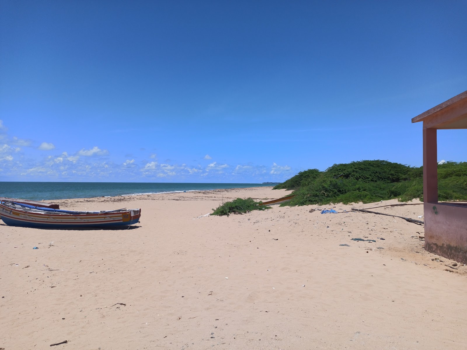 Foto van Kombuthurai Beach met recht en lang