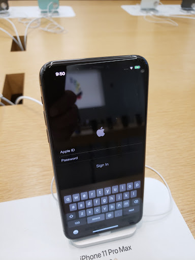 Computer Store «Apple Trumbull», reviews and photos, 5065 Main St, Trumbull, CT 06611, USA