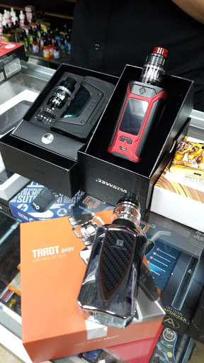 Tobacco Shop «18 Plus Vape & Shop», reviews and photos, 4037 Broadway, Kansas City, MO 64111, USA