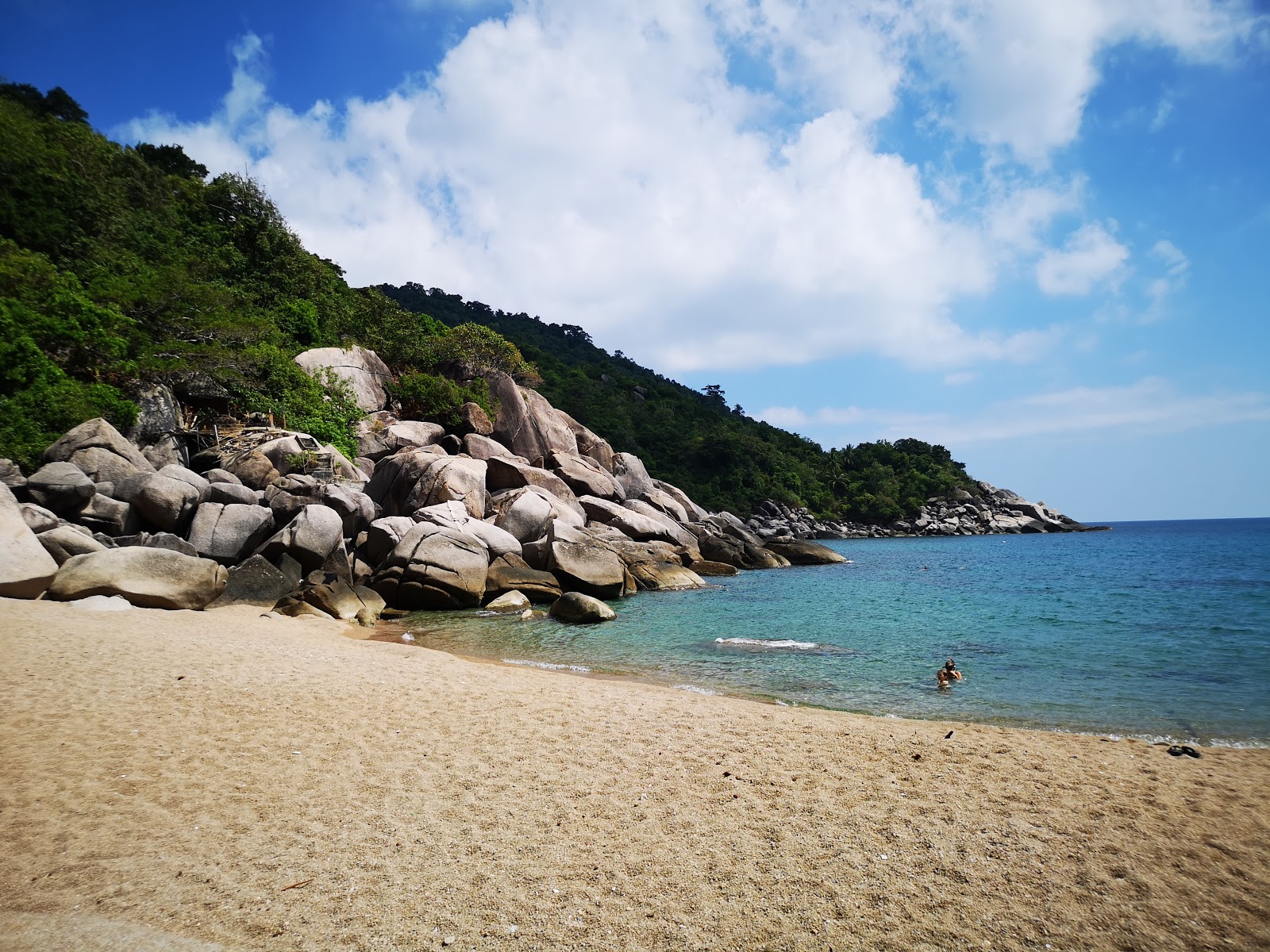 Φωτογραφία του Ao Hin Wong Beach με φωτεινή άμμος επιφάνεια