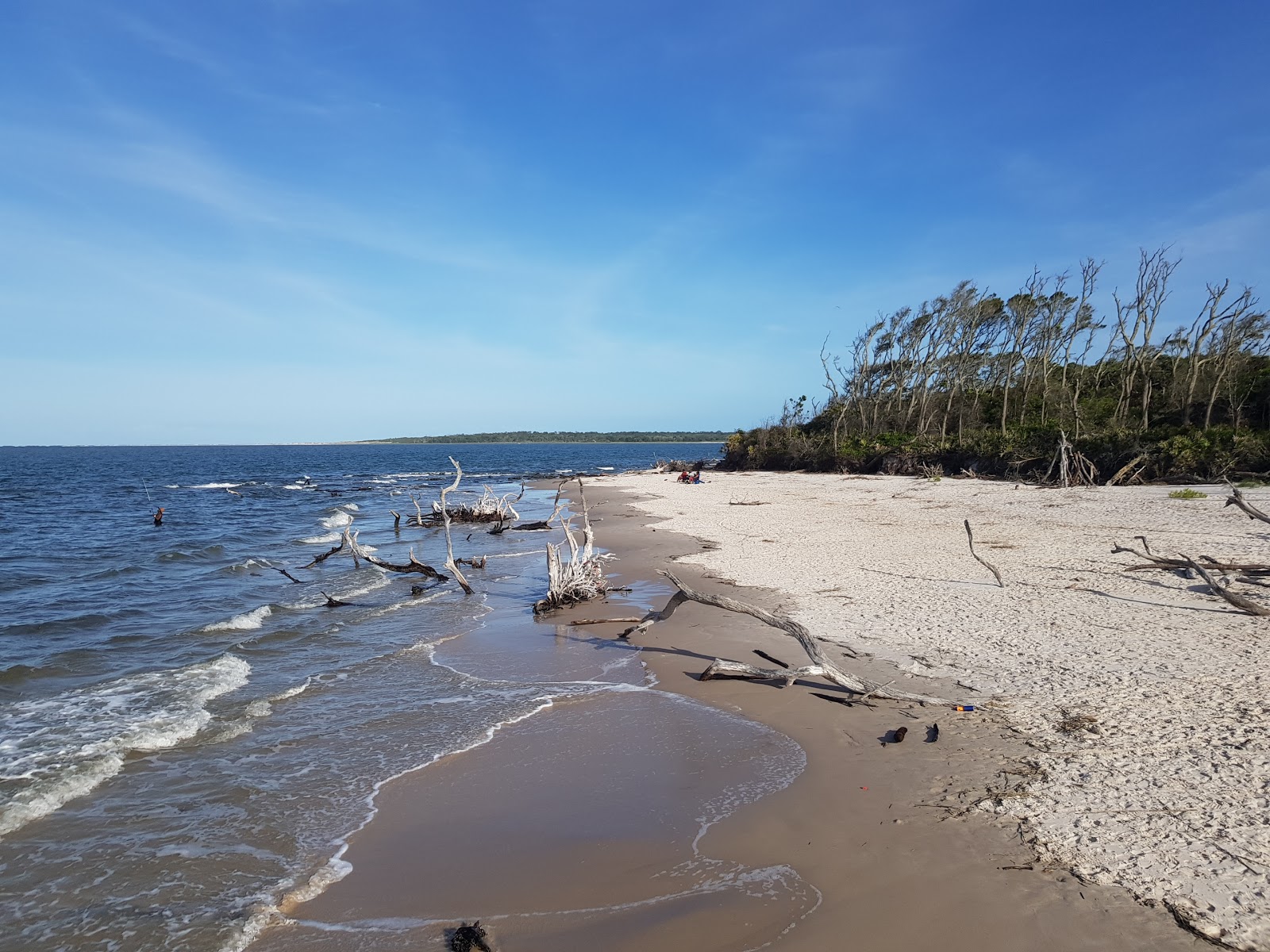 Foto av Black rock beach med ljus sand yta