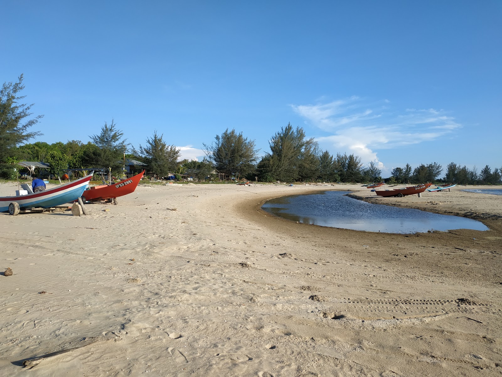 Foto von Peliau Beach mit teilweise sauber Sauberkeitsgrad