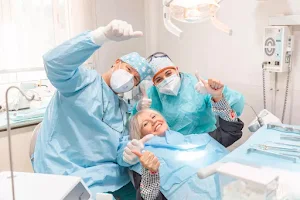 Cliredent Clínica Dental de El Prat de Llobregat. Desde 1983 cuidamos la salud bucal de nuestros pacientes. image