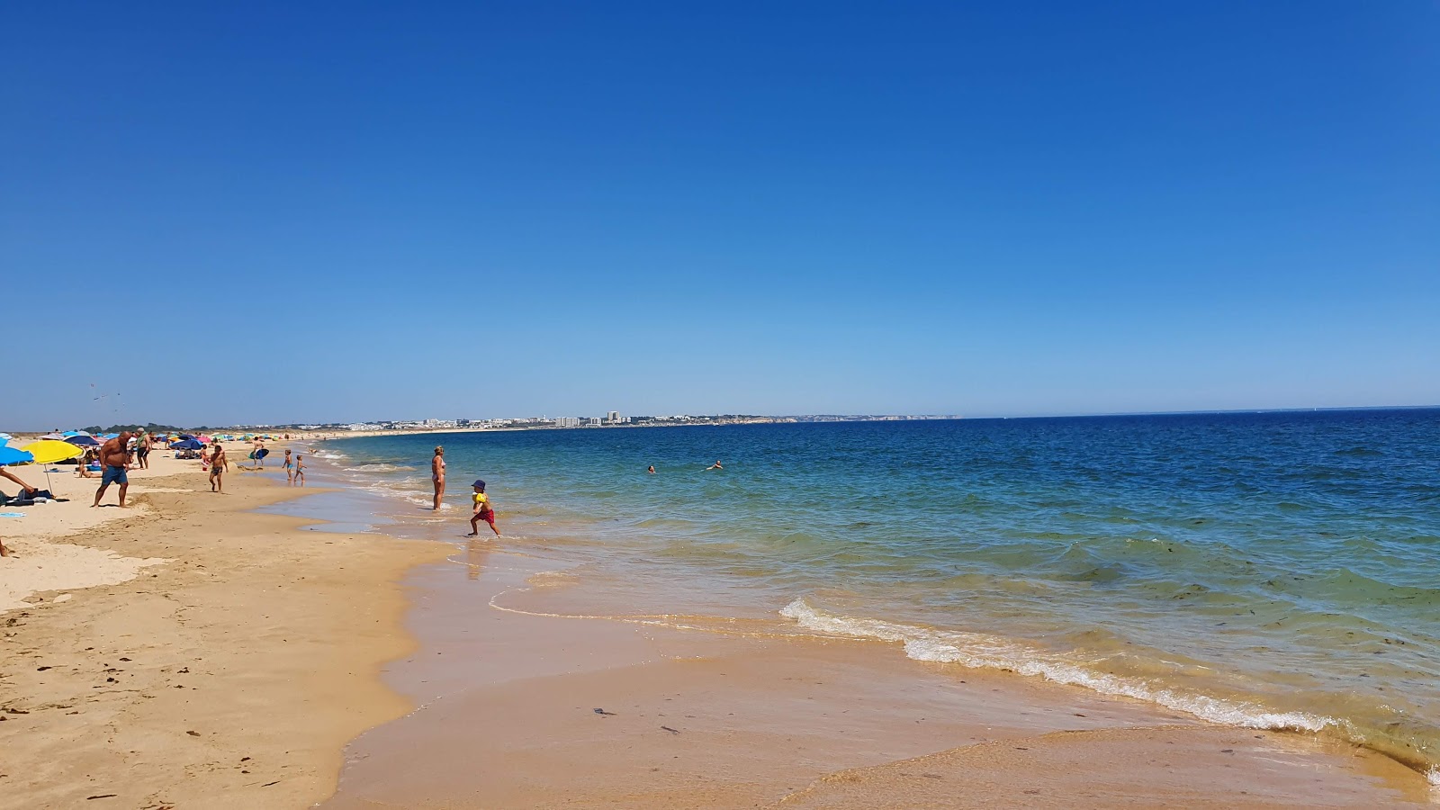 Foto von Meia Strand mit brauner sand Oberfläche