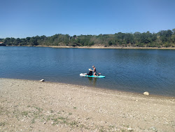 Plage du Lac de la Roucarie'in fotoğrafı geniş bir kıyı şeridi ile birlikte