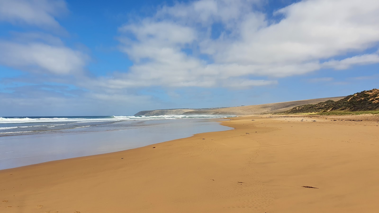 Parsons Beach'in fotoğrafı uçurumlarla desteklenmiş