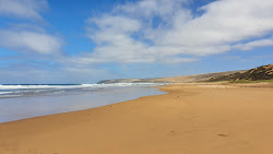 Parsons Beach'in fotoğrafı uçurumlarla desteklenmiş