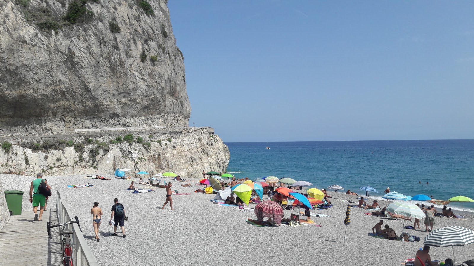 Spiaggia libera del Castelletto的照片 被山脉环绕
