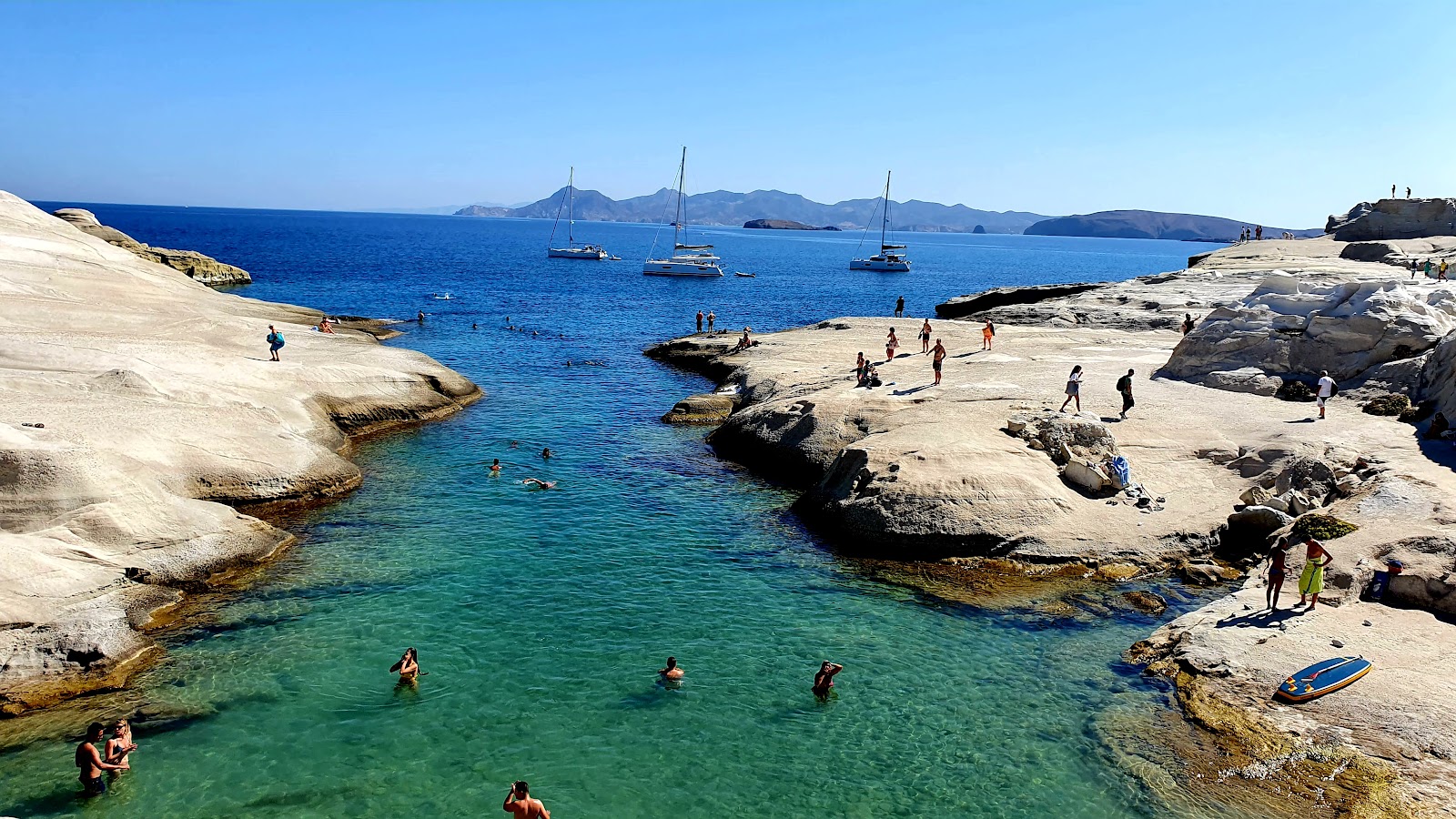 Foto von Sarakiniko Beach mit steine Oberfläche