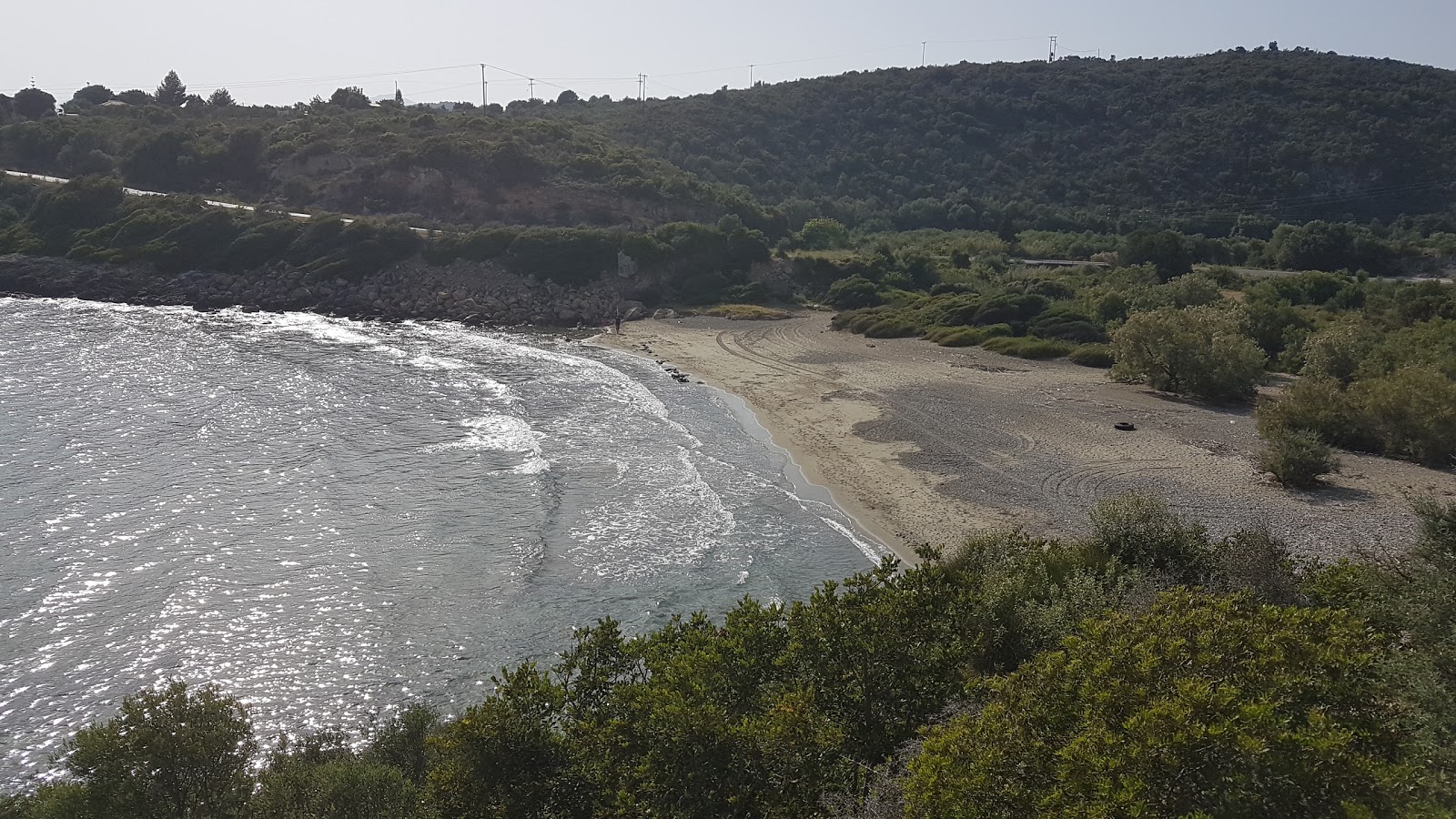 Φωτογραφία του Glossa beach II με μαύρη άμμος και βότσαλο επιφάνεια