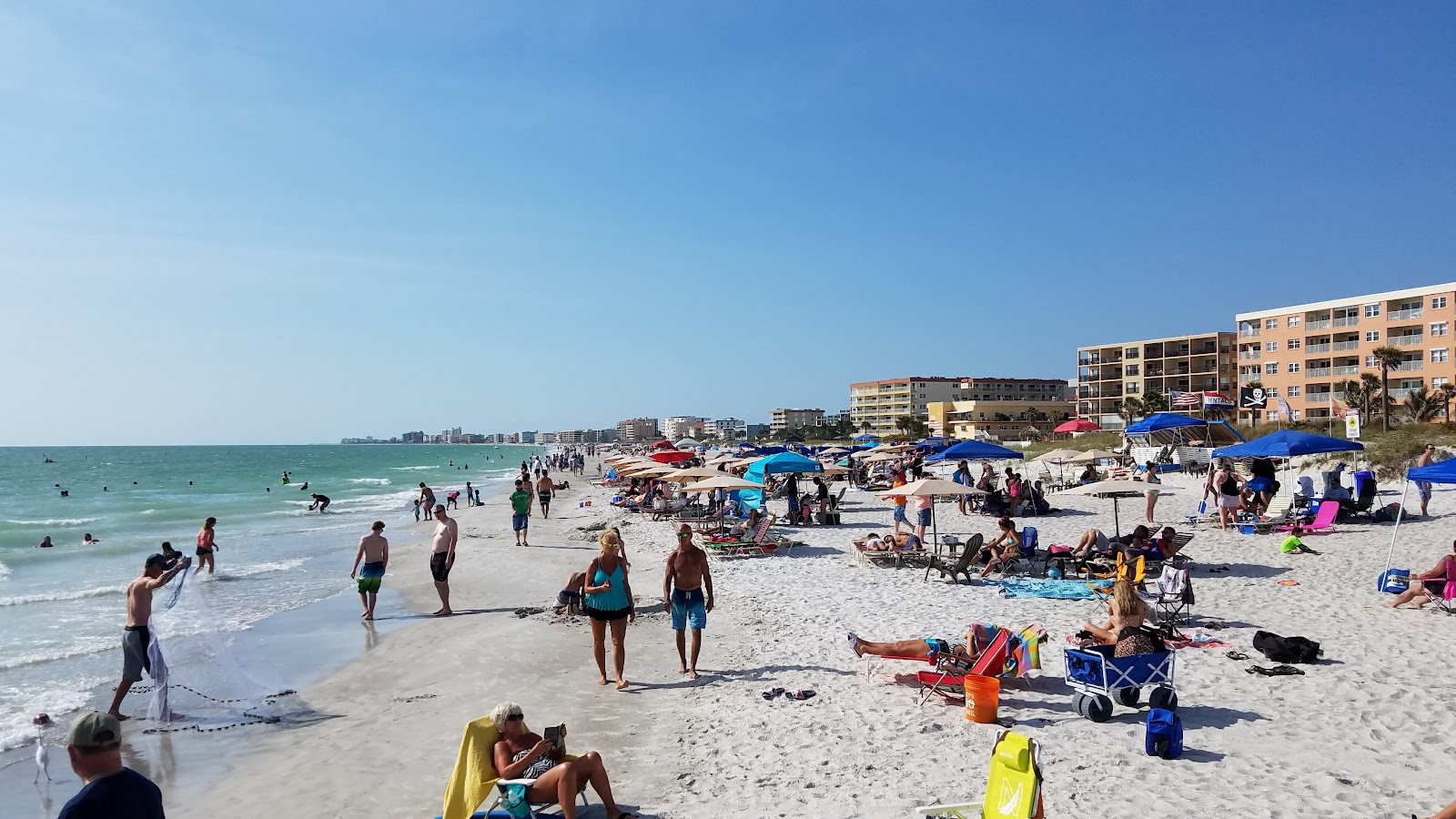 Φωτογραφία του Madeira Beach με άσπρη άμμος επιφάνεια