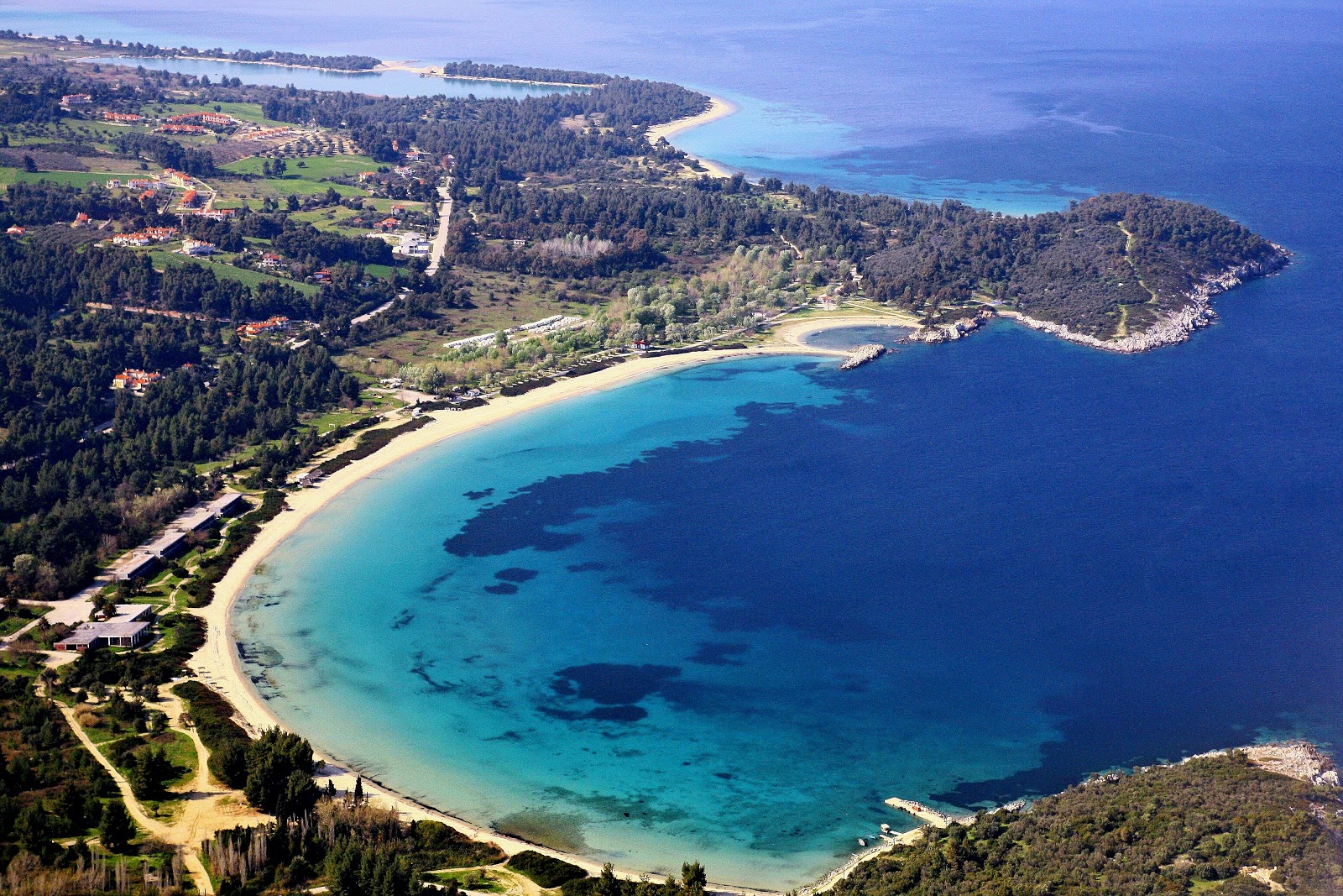 Foto de Paliouri beach e sua bela paisagem