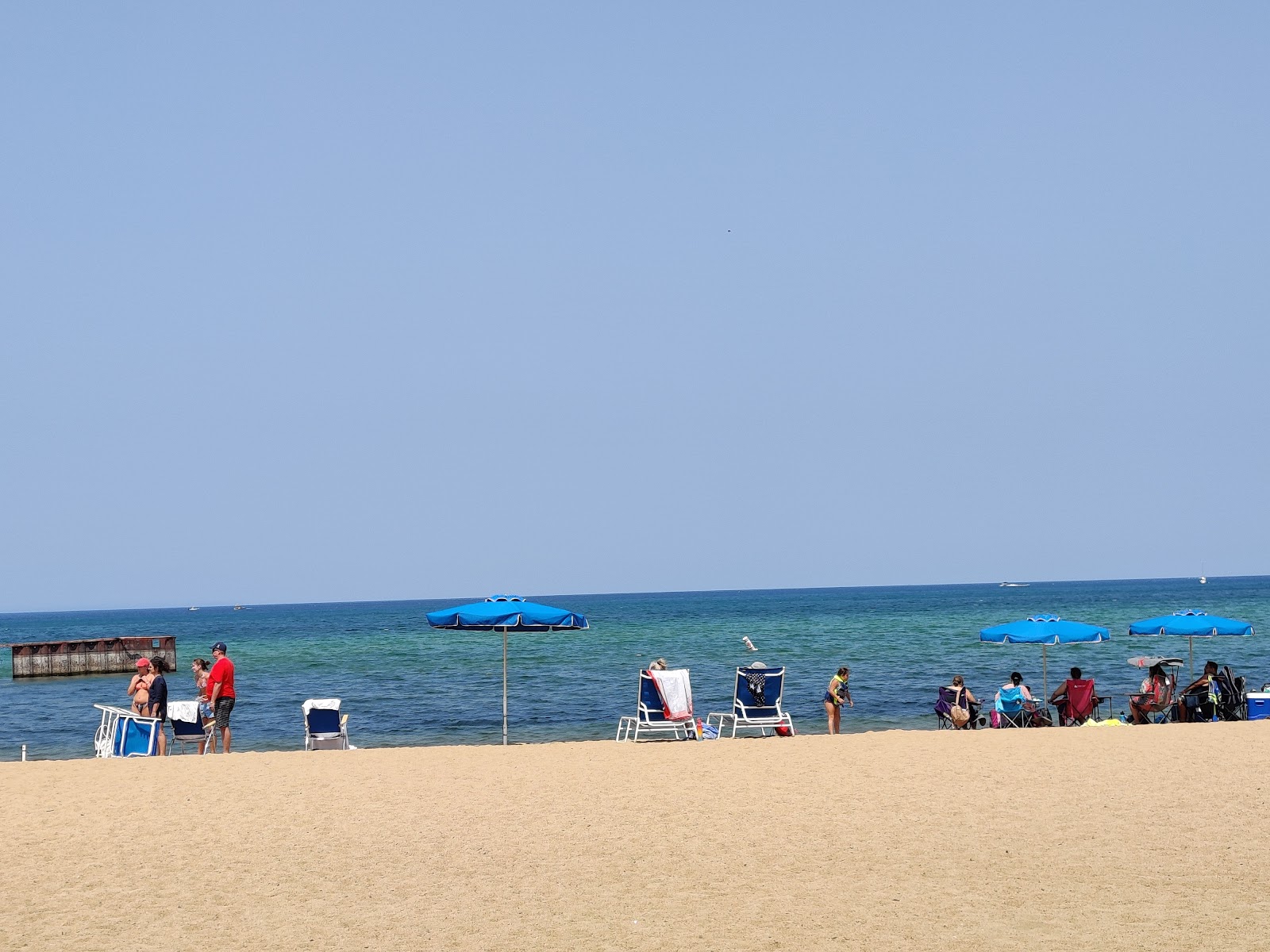 Fotografie cu Lakeside Beach cu nivelul de curățenie înalt