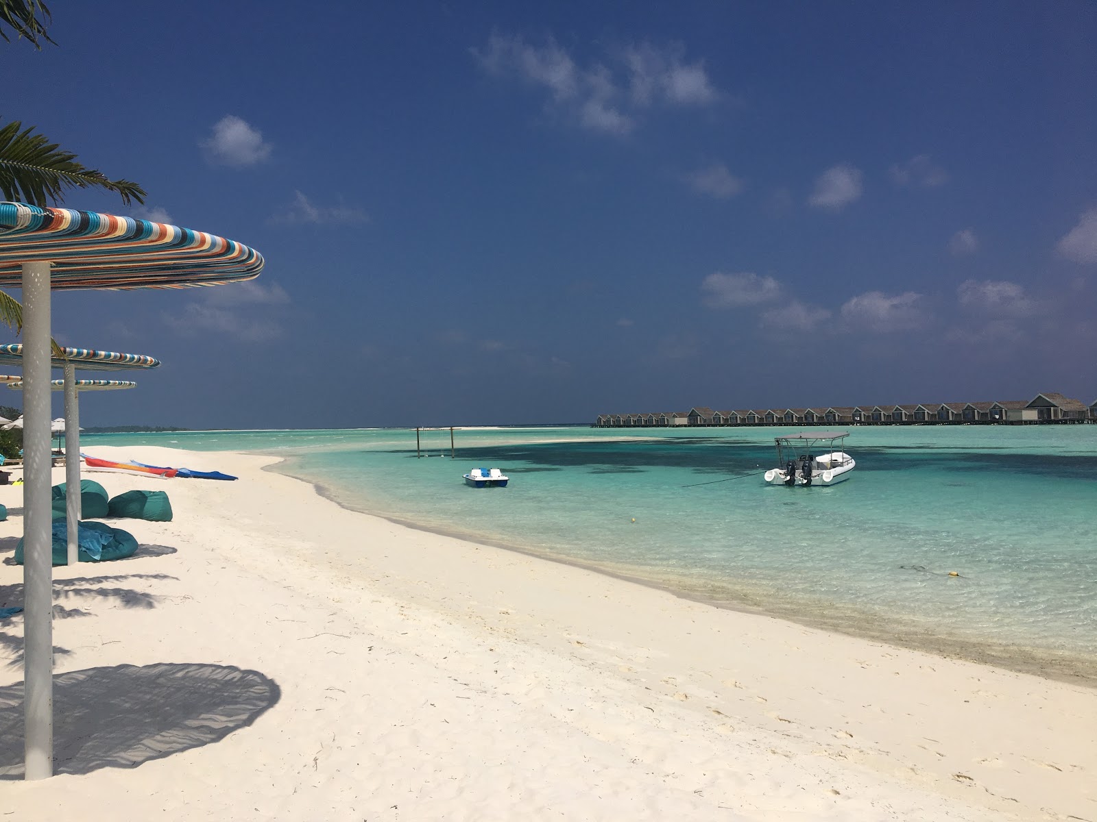Foto de LUX South Ari Atoll con arena fina blanca superficie