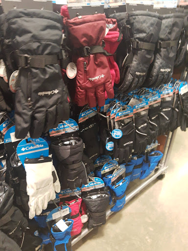 Sportswear Store «Columbia Sportswear Outlet», reviews and photos, 6800 Oxon Hill Rd #600, Oxon Hill, MD 20745, USA