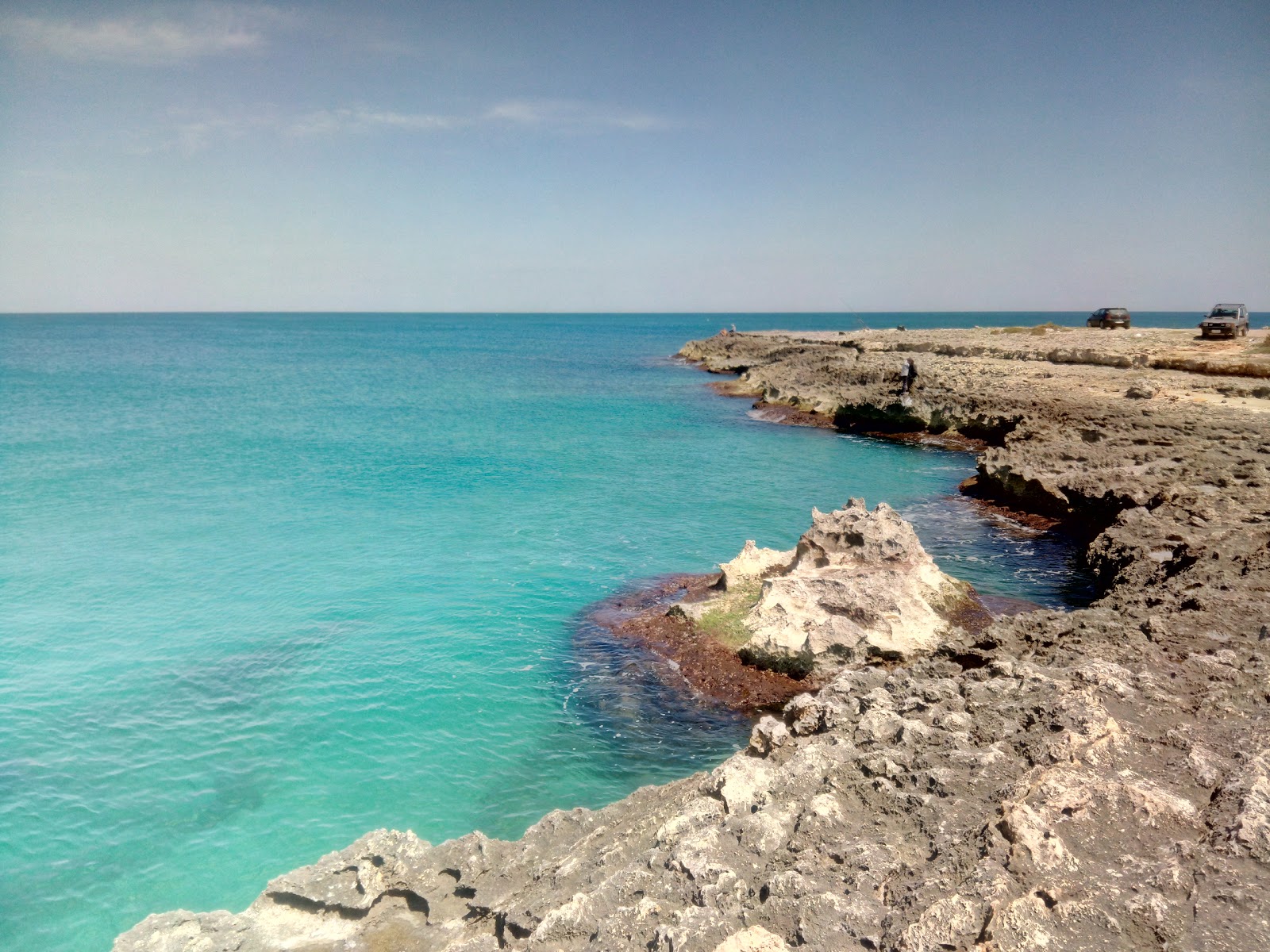 Foto de Cala Corvino beach con arena brillante y rocas superficie