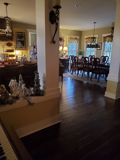 Lodge «The Farmhouse Inn», reviews and photos, 108 W Swan St, Centerville, TN 37033, USA