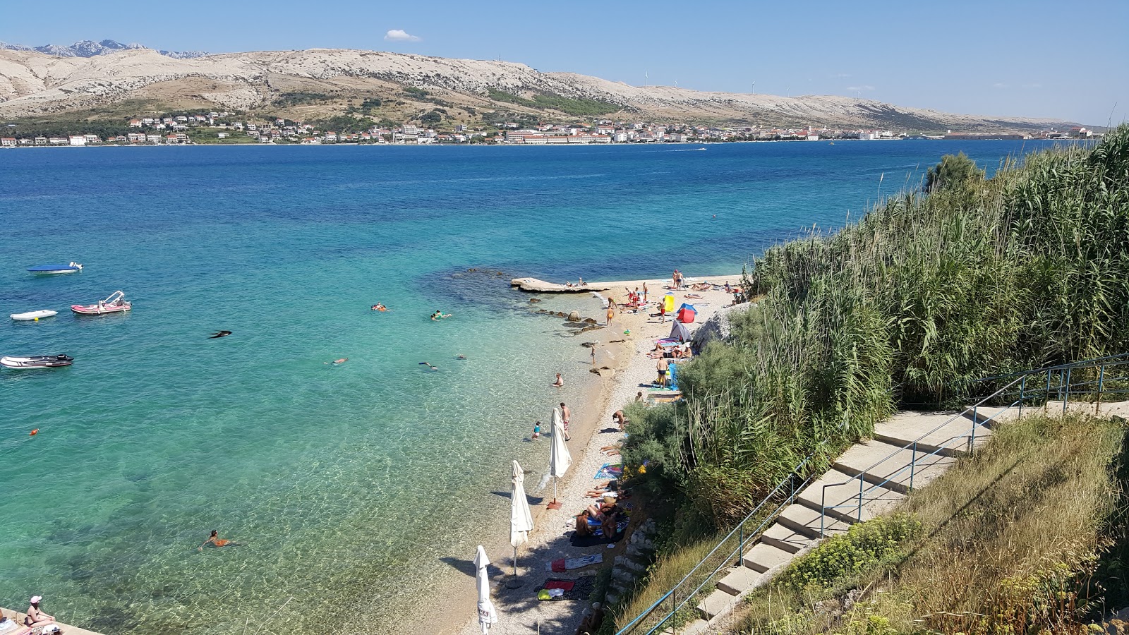 Φωτογραφία του Tartanovo beach με ψιλά βότσαλα επιφάνεια